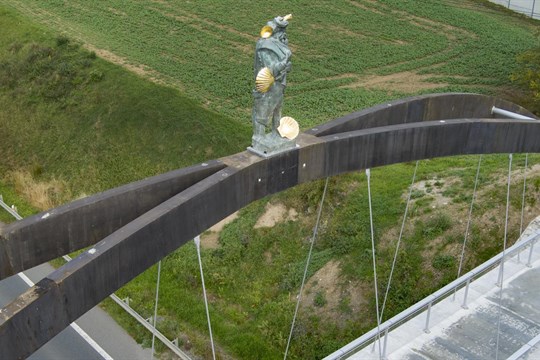 Socha na lávce přes hlavní tah zatím zůstává. Její další osud bude řešit ministerstvo