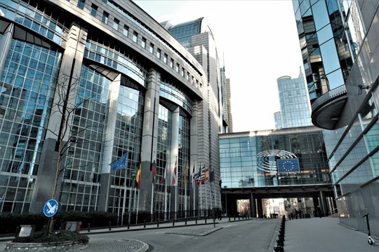 Debata o zavádění vakcín a očkovací strategie v EU by měla být jasnější, vyzývají poslanci Evropského parlamentu