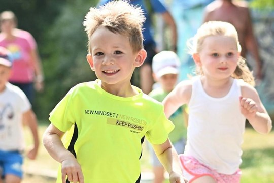 Barvičkový běh, freestyle show či tanec. Jednička chystá akci Hurá do školy