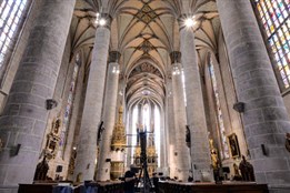 Projekt, v němž na pořádek v katedrále dohlížejí bezdomovci, se...