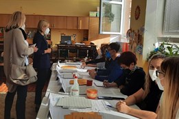 Napětí stoupá. Volební místnosti se uzavřely!