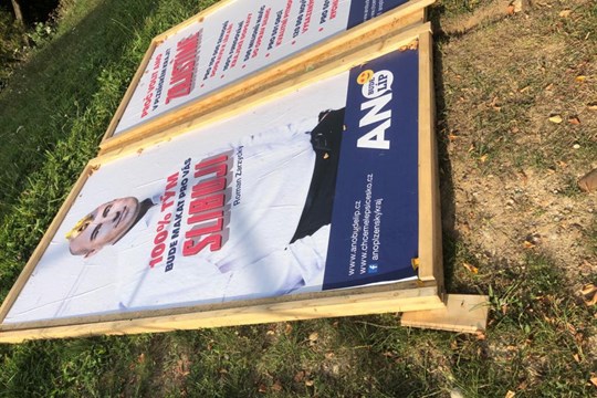 Volební boj v plném proudu! Hnutí ANO jsou systematicky ničeny reklamní nosiče