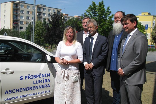 Senátorský klub daroval Městské charitě auto