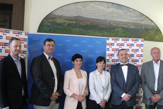 ODS, TOP 09 a nezávislí starostové podepsali koaliční smlouvu a představili společnou kandidátku pro krajské volby