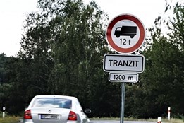 Obec u česko-německých hranic chce omezit těžkou tranzitní dopravu...