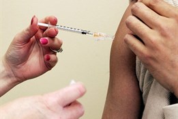 Do léta by mohlo být očkováno 380 milionů obyvatel EU