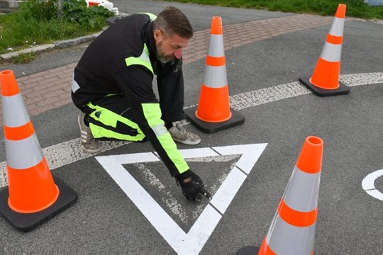 Plzeň obnovuje vodorovné značení na stezkách, spotřebuje na to více než 5,5 tuny barvy
