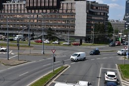 Problém pro cestující i pro řidiče. Začne oprava tramvajové trati v...