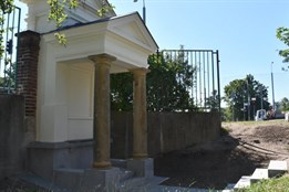 Kapličku svatého Jana Nepomuckého na Karlovarské poškodily...