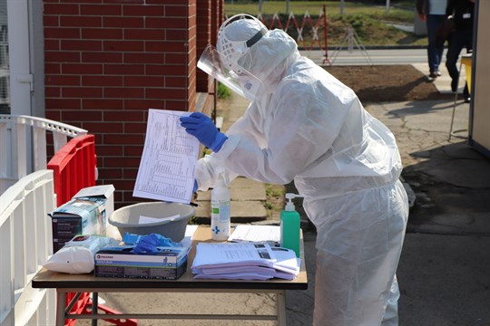 Zaměstnanci Fakultní nemocnice i jejich rodinní příslušníci mají testovaní na koronavirus zdarma