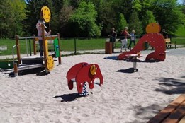 Město obnovilo další dětské hřiště v Borském parku, původní prvky...
