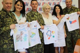 Malovaná trička od malých pacientů FN Plzeň udělají radost dětem v...