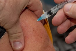 Žádný velký zájem o čtvrtou dávku se zatím nekoná. Nemocnice i...