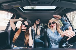 Nejlepší písničky do auta: co si pustit při řízení