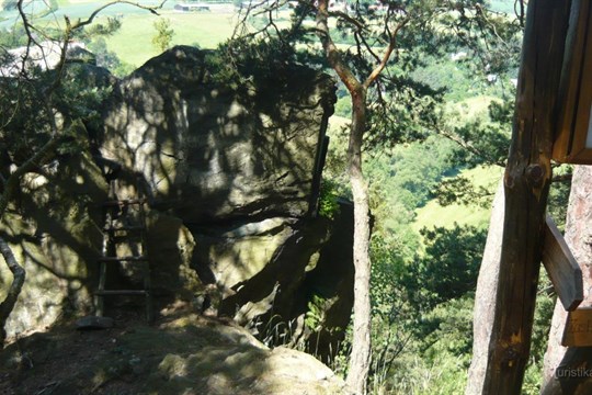 Malovaná skála nabízí výhledy na celé jižní Manětínsko