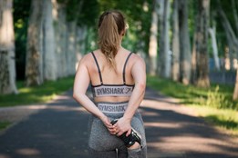 Fenomén hip dips, neboli propadlé boky. Máte je taky a dá se s tím...