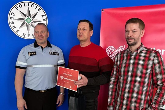 Gentleman silnic: Ocenění získal za záchranu ženy z hořícího auta