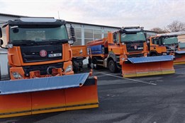 Sypače letos poprvé vyjely na silnice. Nejdříve na Vsetínsku, pak i...