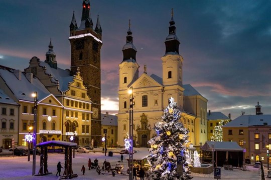 Nová vánoční výzdoba v Klatovech: Světelné komety i nasvícení Černé věže