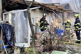 Na Domažlicku hořel drážní domek, kvůli riziku výbuchu nemohly...