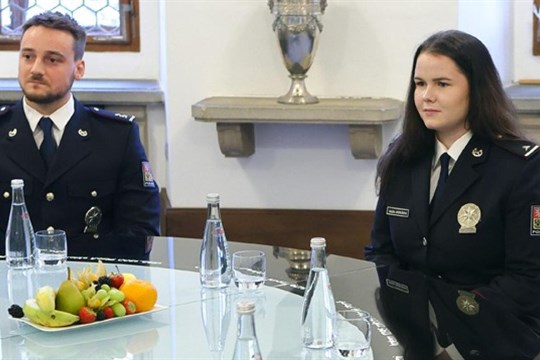 Z hořícího domu zachránili ženu s hendikepem a jejího psa policisté