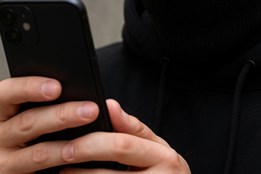 Dva mladíci podvedli prodejce telefonů, hrozí jim dvouletý pobyt ve...