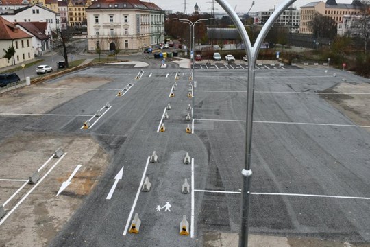 Konec bezplatného parkování pod mostem Generála Pattona, město vybudovalo parkoviště se závorou