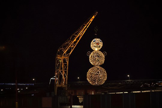 Kovozoo ve Starém Městě má novou dominantu! Gigantického sněhuláka vyrobili z ráfků starých jízdních kol