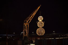 Kovozoo ve Starém Městě má novou dominantu! Gigantického sněhuláka...