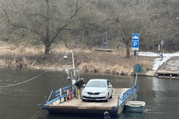 Přívoz Darová: Unikátní spojka přes Berounku, která ušetří...