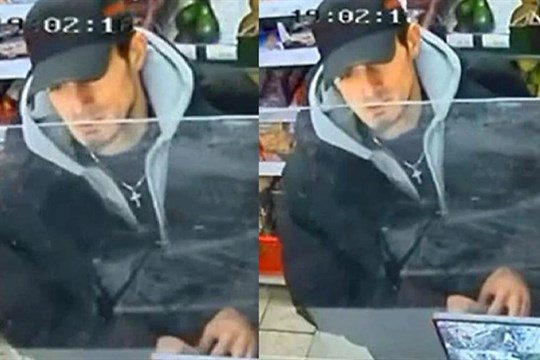 Nalezl peněženku s kartou, nechal si ji a vybíral z bankomatu. Policisté pátrají po muži na fotce!