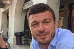 Bývalý fotbalista Jaroslav Šedivec sleduje Viktorku na dálku, v...