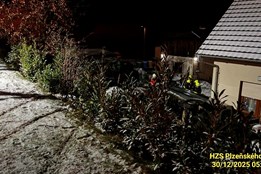 Řidič dodávky nezvládl svoje vozidlo, skončil havarovaný na pozemku...