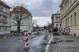 Rokycany čeká dopravní omezení: Důležitá ulice se na dva měsíce částečně uzavře