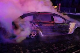 Muž se v hořícím autě snažil zachránit další vozidla na parkovišti....