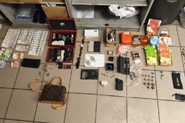 Muž vykradl rodinný dům, lup si dával do koše na prádlo