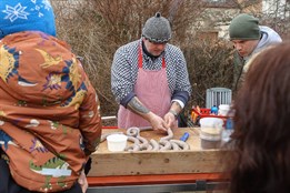 Vůně jitrnic i hukot dvoutaktů. Plzeňská Doubravka zve na...