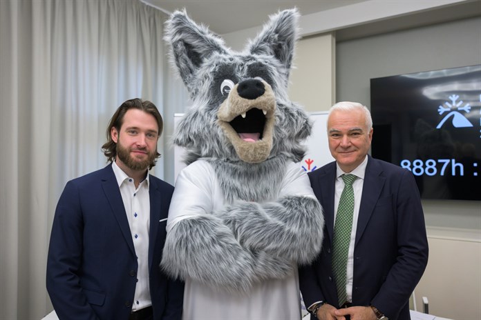 Hejtman Kamal Farhan a hokejista Pavel Francouz s maskotem Olympiády dětí mládeže v Plzeňském kraji