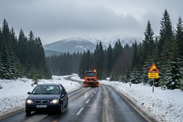 Ledovka, sněhové jazyky i závěje: Doprava v kraji vyžaduje zvýšenou...