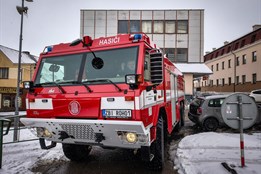 Hasiče zablokovalo při návratu na základnu špatně zaparkované auto....