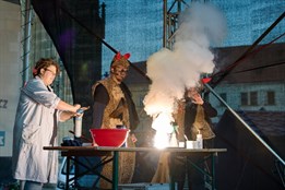 Náměstí plné Mikulášů, čertů a andělů. Zapíše se Plzeň do...