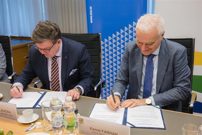 Podpis memoranda rektorem Miroslavem Lávičkou a hejtmanem Kamalem Farhanem.