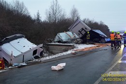 Zdemolovaný kamion zablokoval silnici u Plzně. Hasiči vyprošťovali...
