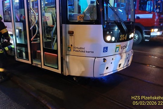 Aktualizováno: Vážná nehoda na Slovanech. Tramvaj srazila seniorku, utrpěla vážná zranění