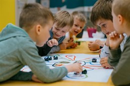 Deset let digitální jízdy: Plzeňské Centrum robotiky vychovává talenty a chystá se do škol 