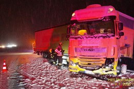 Silné sněžení komplikuje provoz po celém kraji, na dálnici D5 mají...