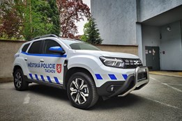 Falešná charita v Tachově: Strážníci dopadli podvodníky u nákupního...